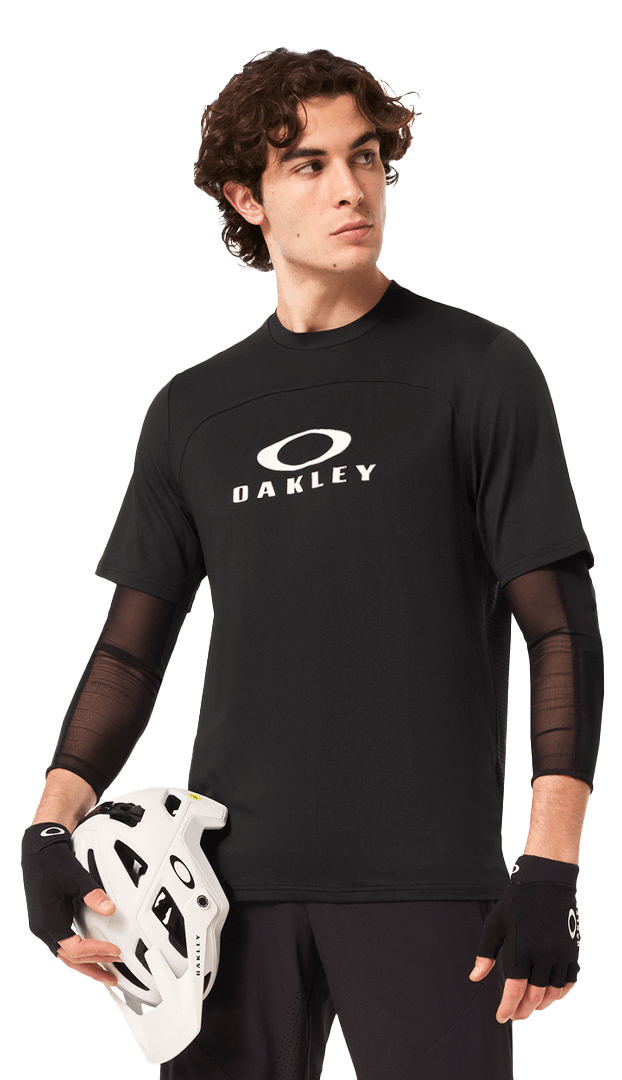 sportswear Oakley bike: t-shirt, guanti bici, casco